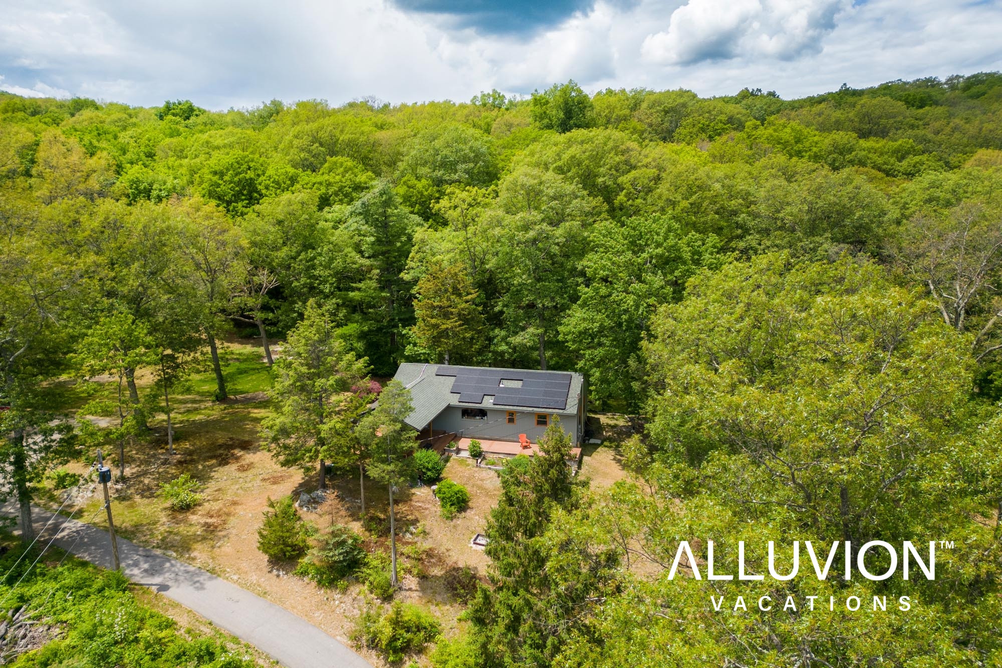 The Secluded Mountaintop Getaway: A Modern Rustic Cabin in the Hudson Valley – Book Now on Airbnb